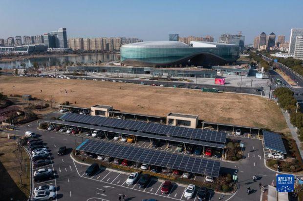 1月10日,嘉兴秀洲光伏小镇众多企业的屋顶安装了太阳能光伏发电设备
